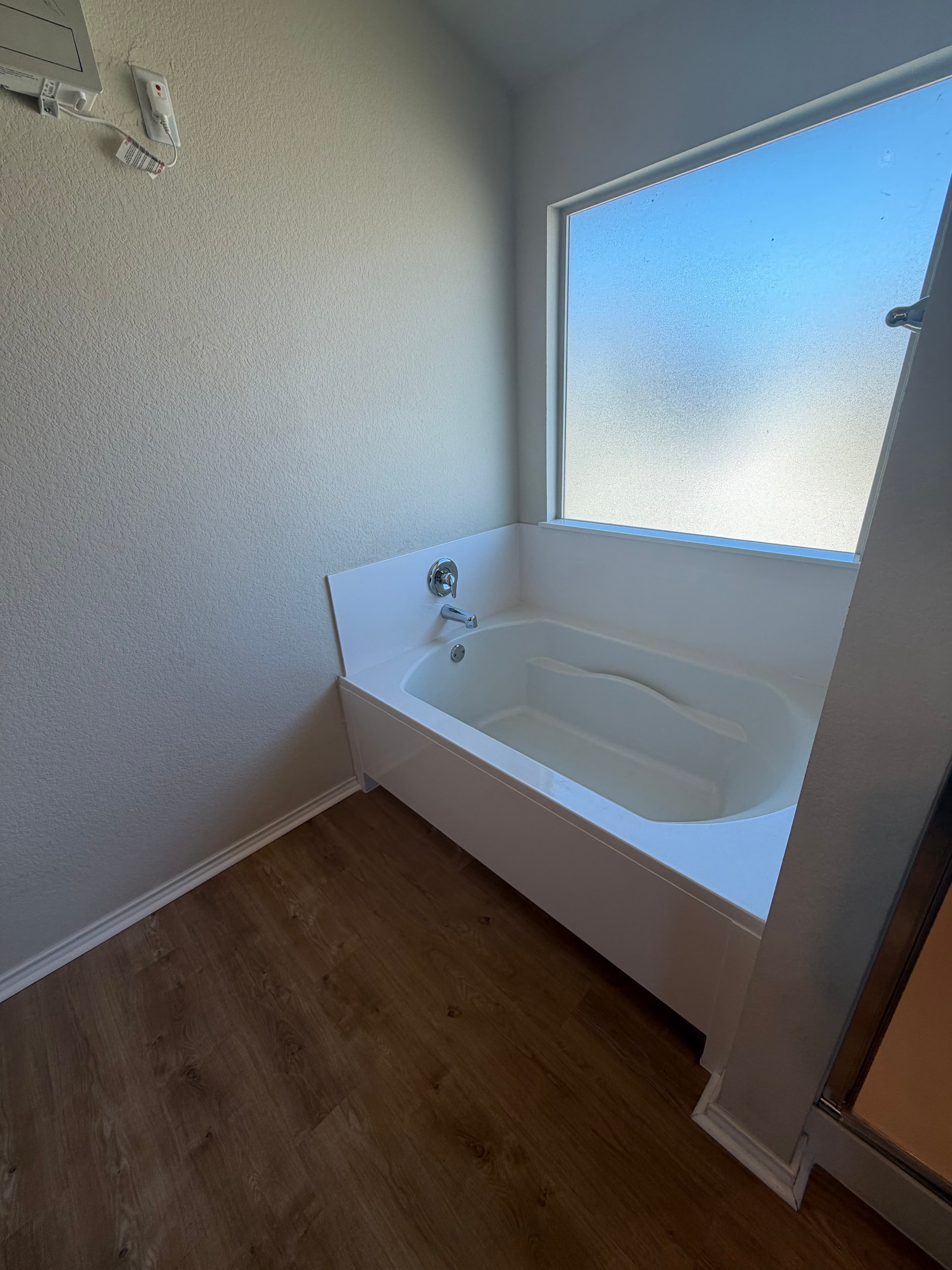 Sparkling tub and bathroom